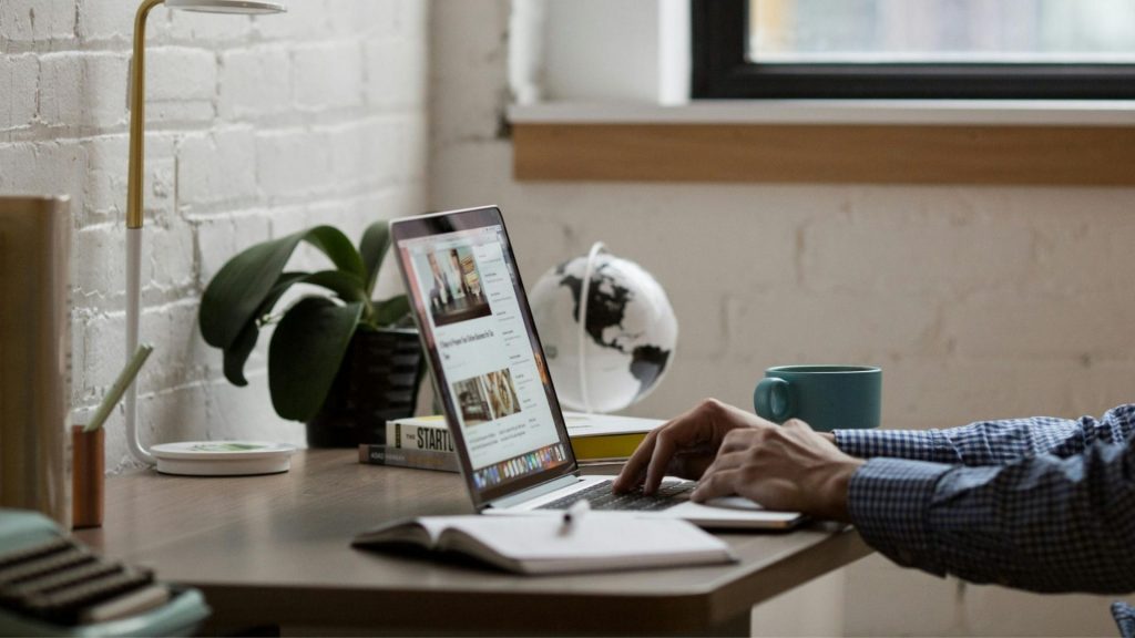Hände am Laptop als Symbol für selbständige Arbeit