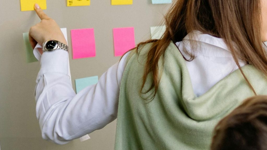 Postits an Whiteboard im Team platzieren