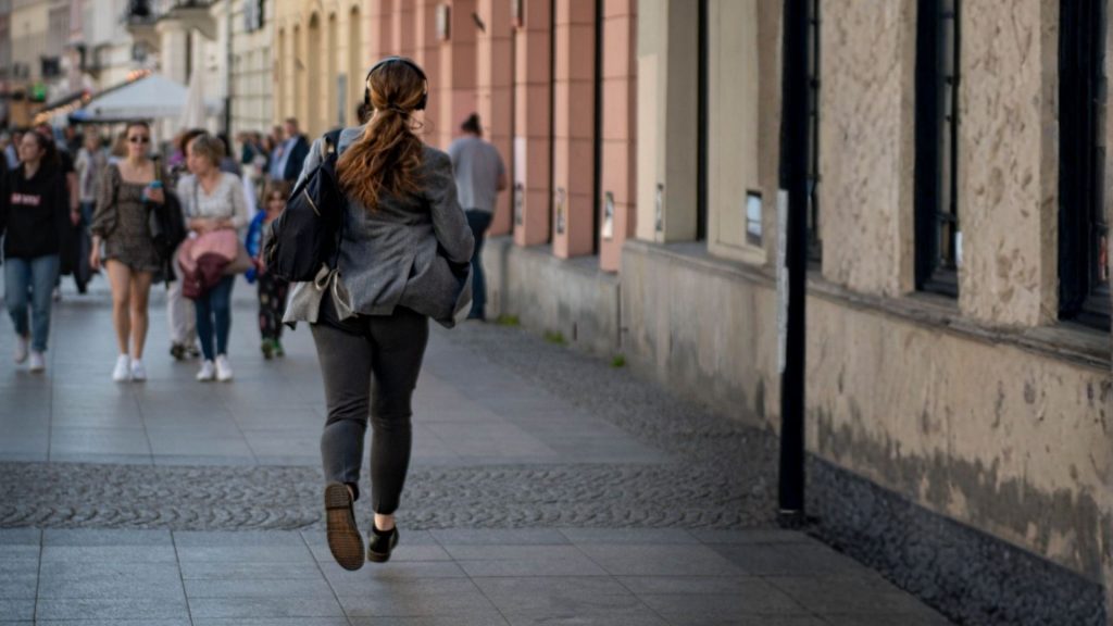 Laufende Frau, die positive Energie ausstrahlt als Symbol für die Homeoffice-Debatte samt Lösung