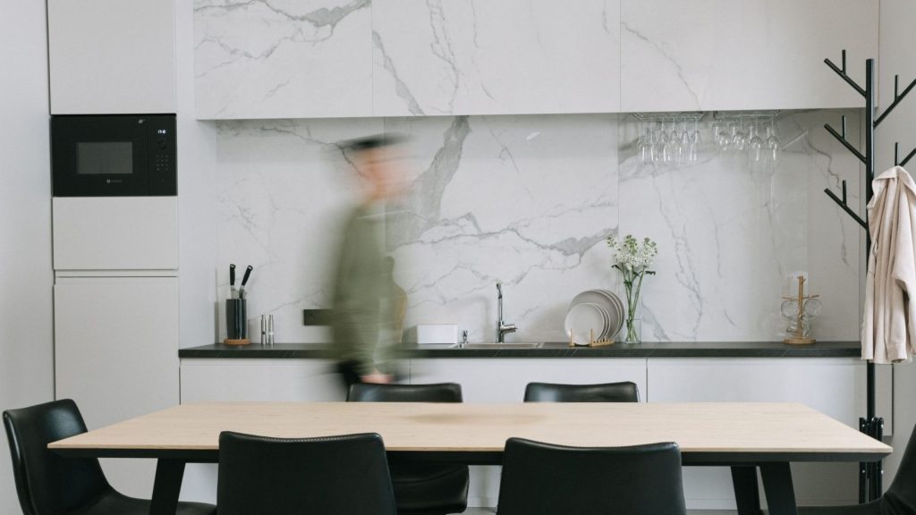 Helle Küche mit Büroflair als Sinnbild für die Entstehung von Task-Value Thinking in Arbeit und Alltag.